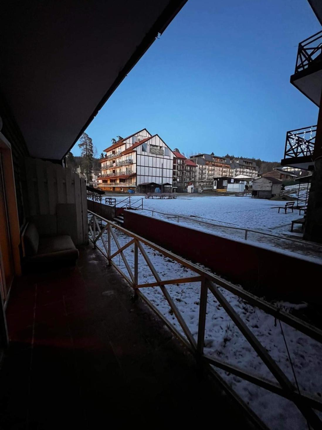 Hotel Mgzavrebi Бакуриани Экстерьер фото